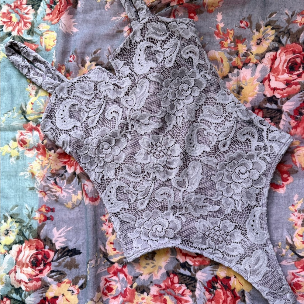 Lavender Lace V-Neck Bodysuit. Size Medium. Excellent Used Condition.